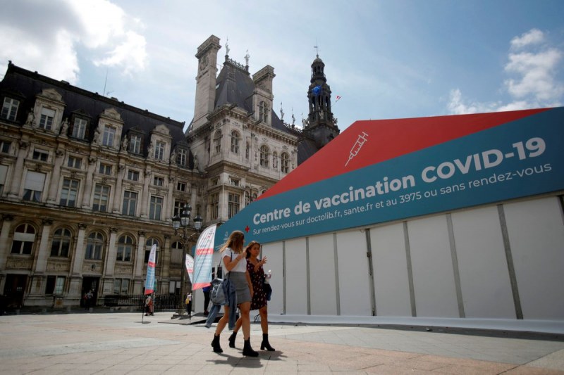 Французите се втурнаха за ваксина, след като Макрон предупреди за ограничения за неваксинирани
