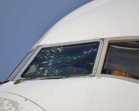 Градушка в Италия потроши самолет във въздуха