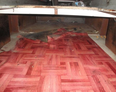 Граничен полицай откри шестима незаконни имигранти в тайник на пода на микробус