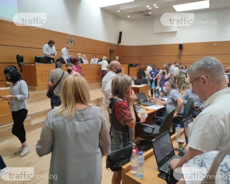 Инспектори на РЗИ нахлуха в залата на Общински съвет в Пловдив, глобяват за липса на маски