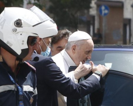 Изписаха папа Франциск от болницата