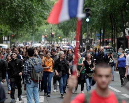 Париж на протест срещу мерките на Макрон за Covid-19