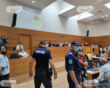 За втори път: И полицаи влязоха с РЗИ в Общински съвет, отново има глобени