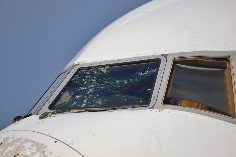 Градушка в Италия потроши самолет във въздуха