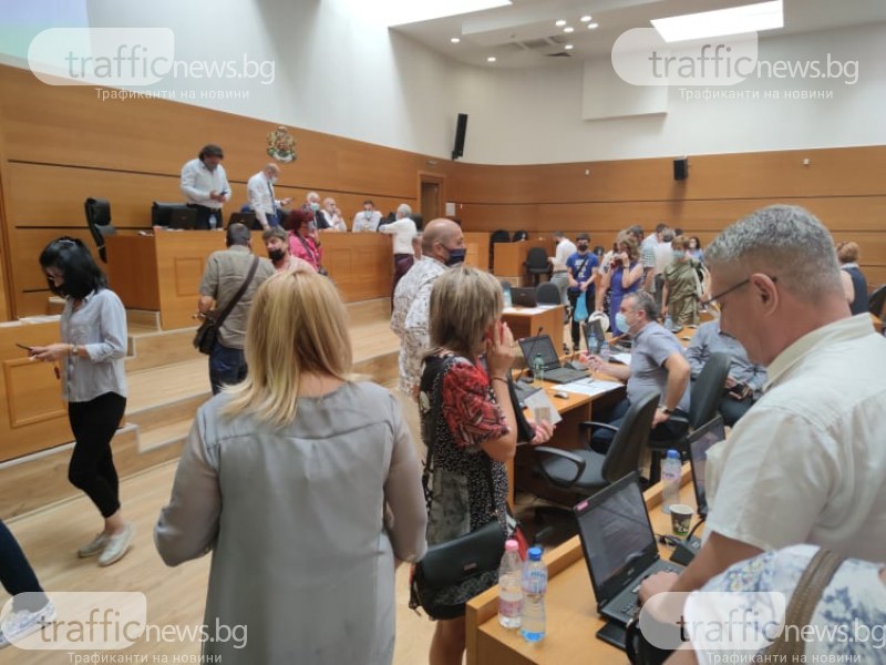 Инспектори на РЗИ нахлуха в залата на Общински съвет в Пловдив, глобяват за липса на маски