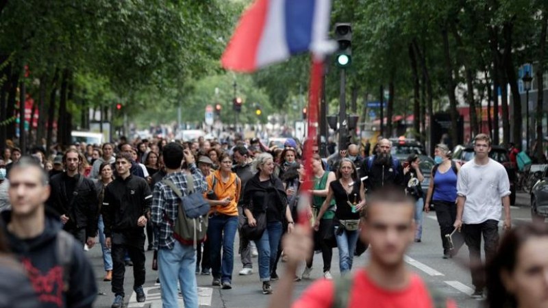 Париж на протест срещу мерките на Макрон за Covid-19