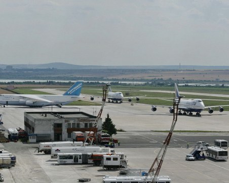 Самолет кацна аварийно на летище Бургас