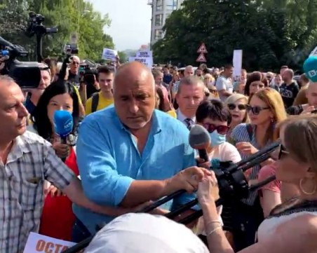 Борисов се яви на разпит, стотици скандираха в негова подкрепа