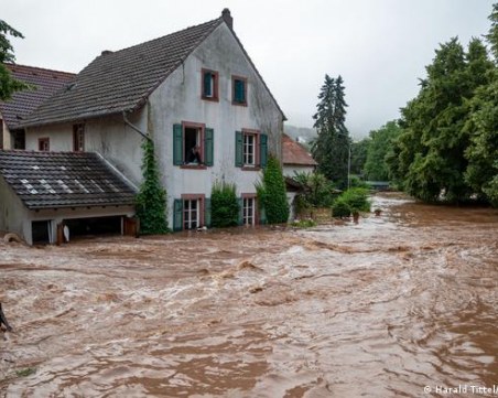 Четирима загинали и над 50 изчезнали след наводненията в Германия