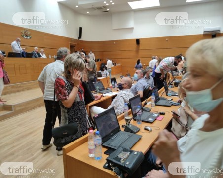 Здравният министър награди РЗИ - Пловдив за нахлуването в Общинския съвет и глобяването за липса на маски