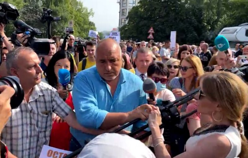 Борисов се яви на разпит, стотици скандираха в негова подкрепа