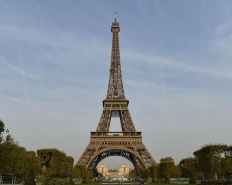 Айфеловата кула отново отваря врати