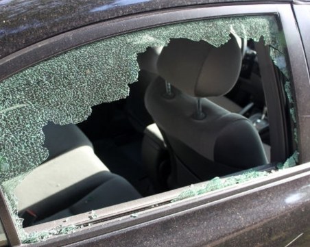 Мъж потроши кола в Къртово Конаре