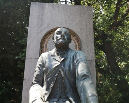 Възстановиха бронзовия венец на паметника на Захари Стоянов в Дондуковата градина