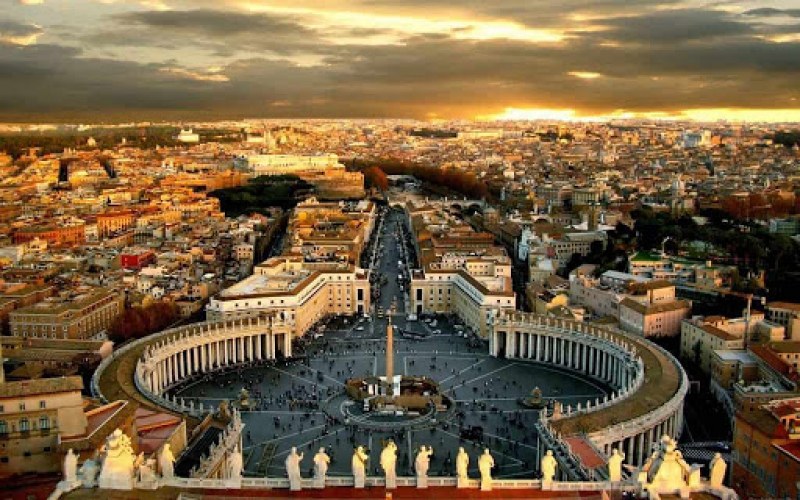 Рим пак се напълни с туристи, отварят Колизея и вечер