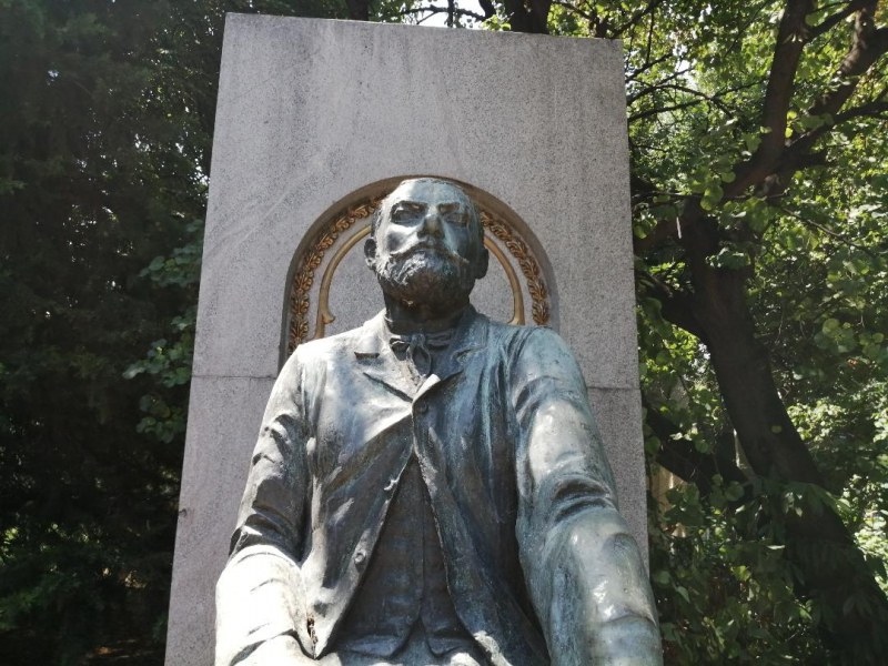 Възстановиха бронзовия венец на паметника на Захари Стоянов в Дондуковата градина