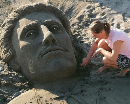 Ликът на Левски се появи на плажа в Бургас