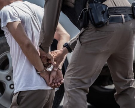 Осъдиха 17 българи, организирали крупна сводническа мрежа! Чакат ги до 8 години затвор във Франция