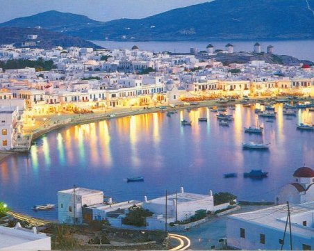 Полицейска час и забрана за всякаква музика на един от най-известните гръцки острови