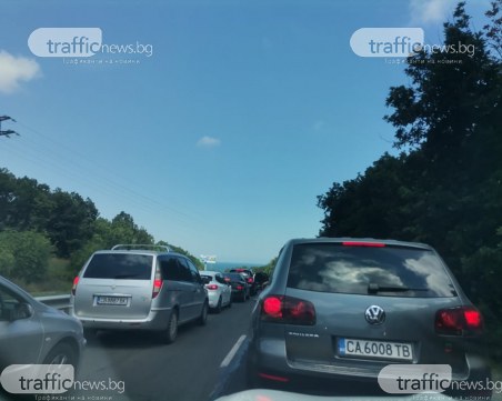 Продължават тапите към южното Черноморие,  задръстванията са километрични
