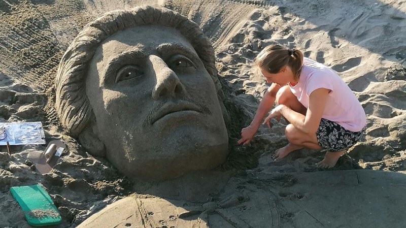 Ликът на Левски се появи на плажа в Бургас
