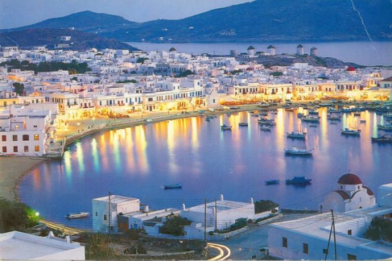 Полицейска час и забрана за всякаква музика на един от най-известните гръцки острови