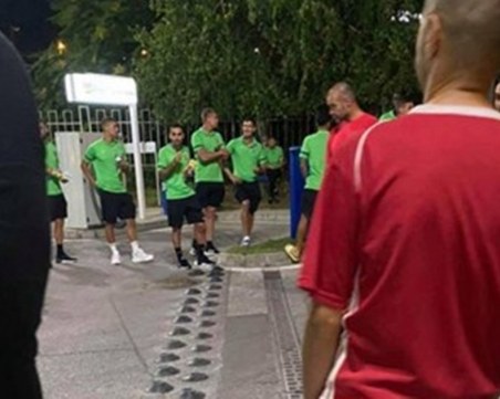 Фенове на ЦСКА плюха и псуваха играчи на Лудогорец във Велико Търново