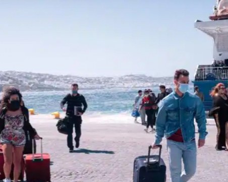 Наложиха полицейски час на Миконос, туристите напускат