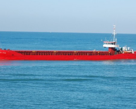 Товарен кораб с българи на борда превзет от COVID, искат помощ от Австралия