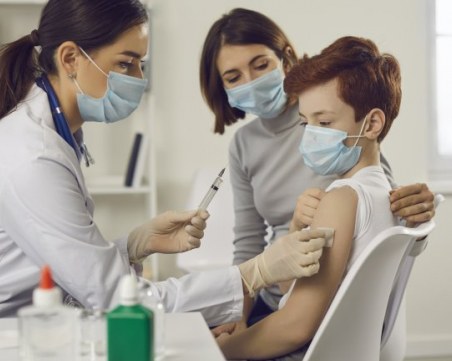 Великобритания няма да налага масова ваксинация срещу Covid-19 на децата и тийнейджърите