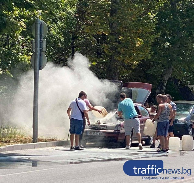Кола пламна насред пловдивски булевард, мъже я гасят сами