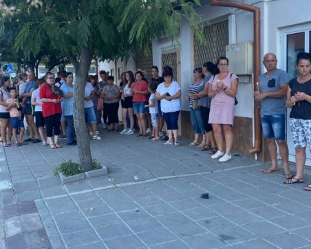 Близки на прегазеното дете от полицай блокираха път в Пазарджишко