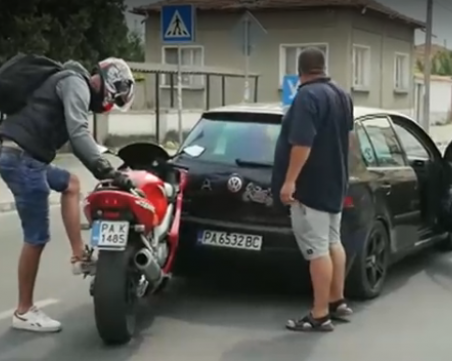 Мотор и учебна кола се удариха на живо включване по телевизията