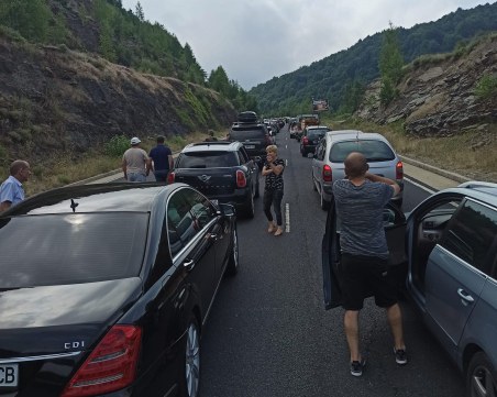 Нищо ново! Километрична опашка от коли се изви на Маказа, хора чакат над 2 часа