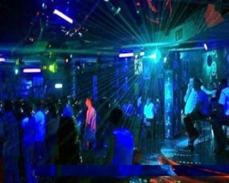 Пиян мъж вилня в дискотека в Първомай, скочил и на полицаи