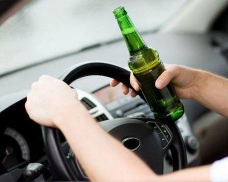 Пиян шофьор се блъсна в дърво на пътя между Дедово и Храбрино