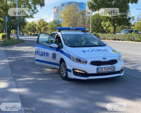 Полицаи погнаха неадекватен шофьор в Димитровград, той ги ухапа