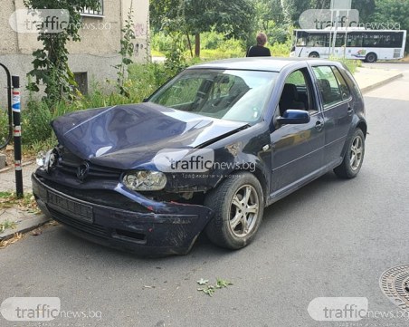 След катастрофа: Голф е с размазана предница и без номера в Смирненски