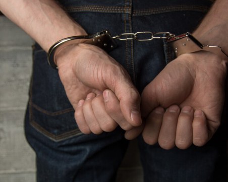 Трима непълнолетни обраха каравана във Велинград