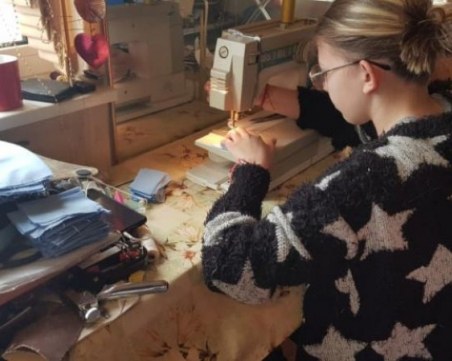 Ученици от Асеновград дариха ръчно изработени чаршафи за новородени