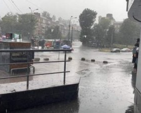 Ураган удари Киев, улиците се наводниха