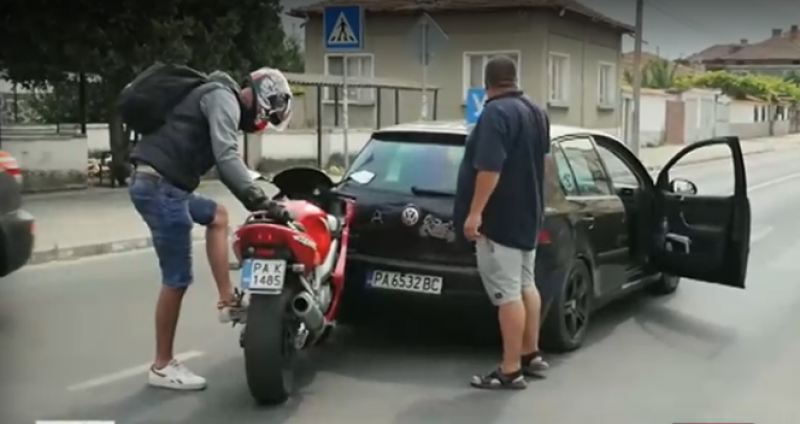 Мотор и учебна кола се удариха на живо включване по телевизията