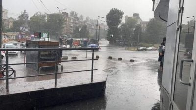 Ураган удари Киев, улиците се наводниха