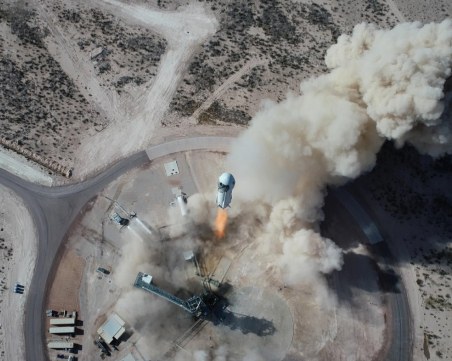 Джеф Безос покори космоса с частната си ракета