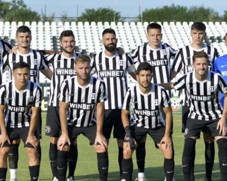 Локо картотекира 18 за мача със Словачко