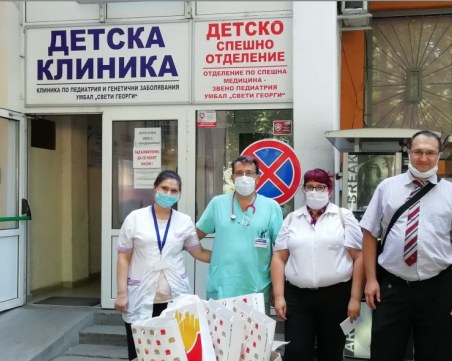 Посолството на САЩ изненада с подаръци децата в 2 клиники на УМБАЛ 