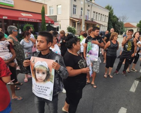 Близки на блъснатото момиченце край Пазарджик излязоха на протест