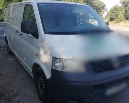 Хванаха над 20 мигранти във фалшив банков бус край Китен