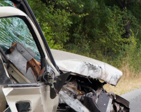 Пиян шофьор се блъсна последователно в паркирал автомобил и дърво в Кричим