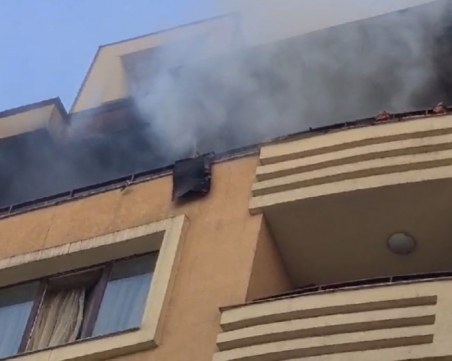 Пожар в жилищен комплекс в София